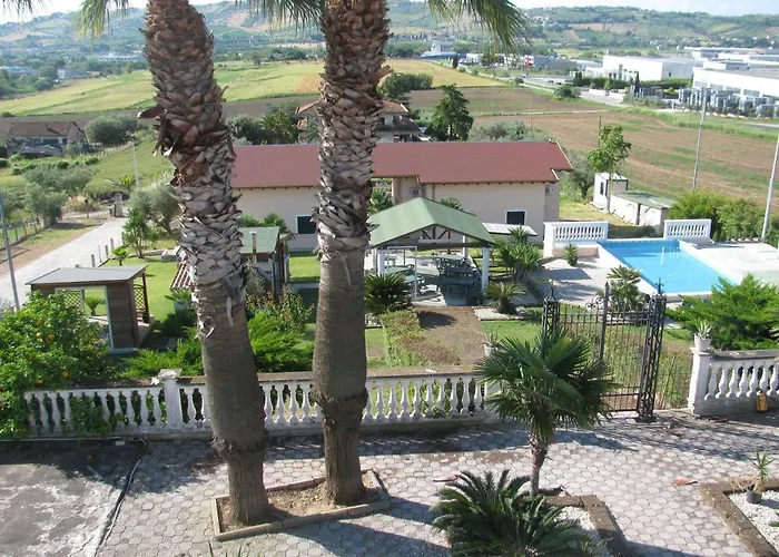 Glamping & Il Villaggio Del Re * Коррополи